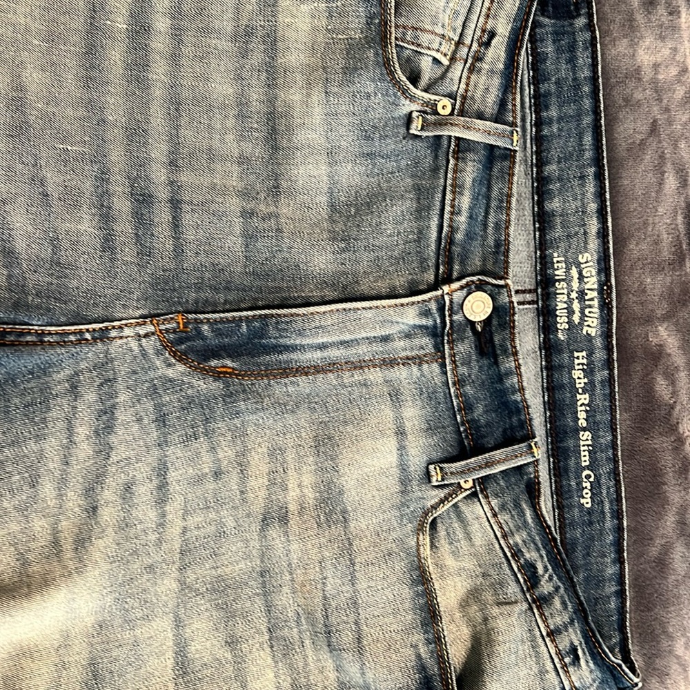 Signature Levi’s Strauss High Rise slim crop